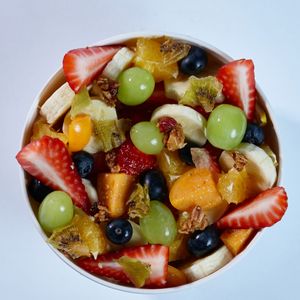 Ensalada de frutas con granola