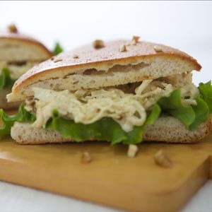 Sandwich de pollo con pecanas